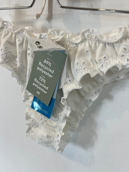 H&M. Bikini blanco troquelado. T 38/40