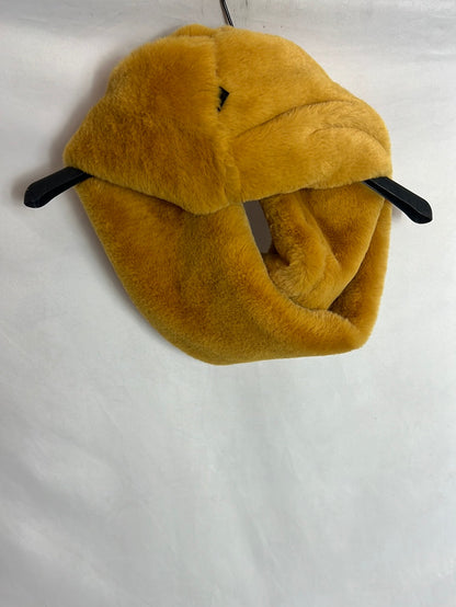 OTRAS. Cuello pelo mostaza