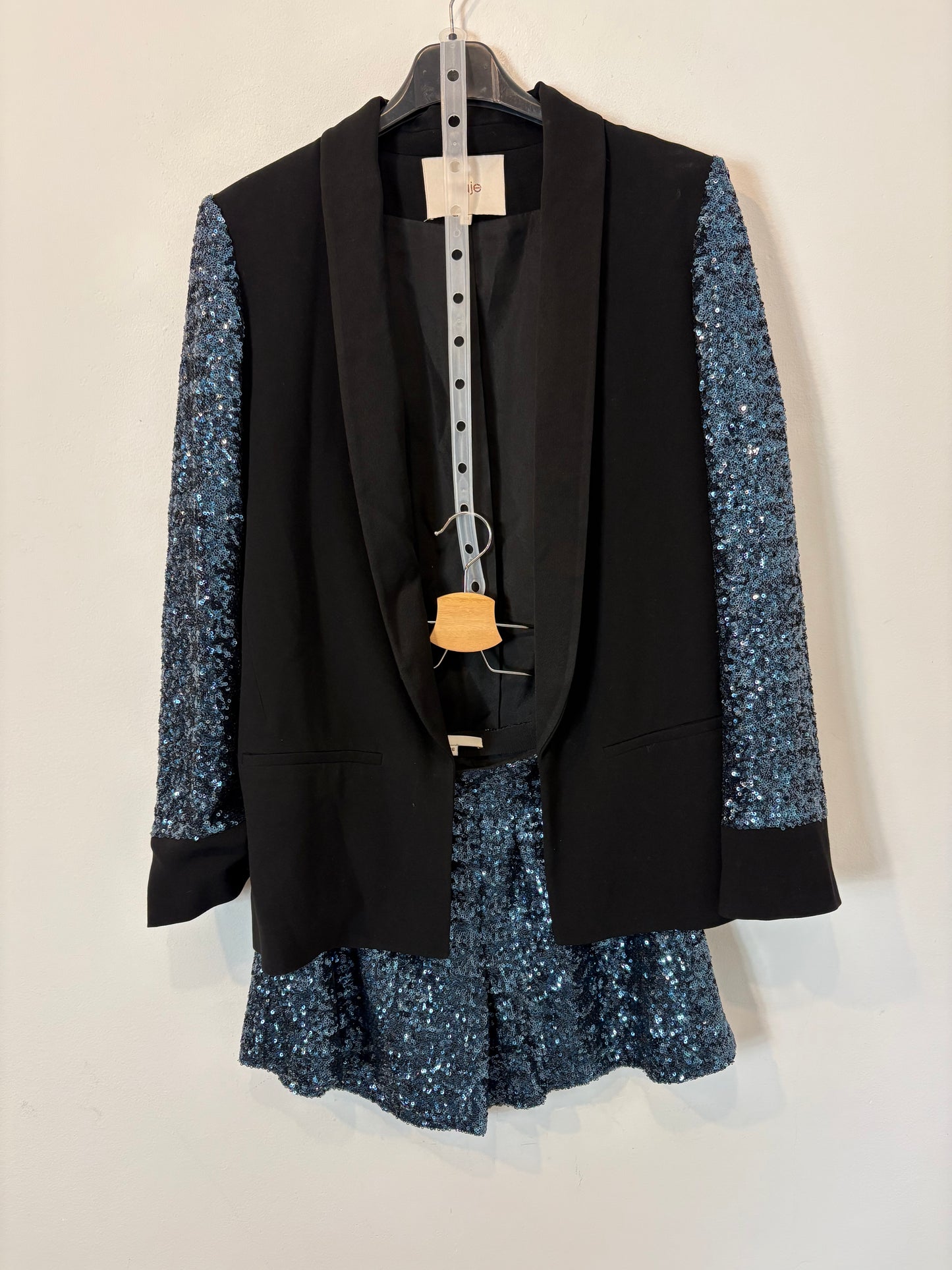 MAJE. Conjunto blazer y short lentejuelas. T S/M