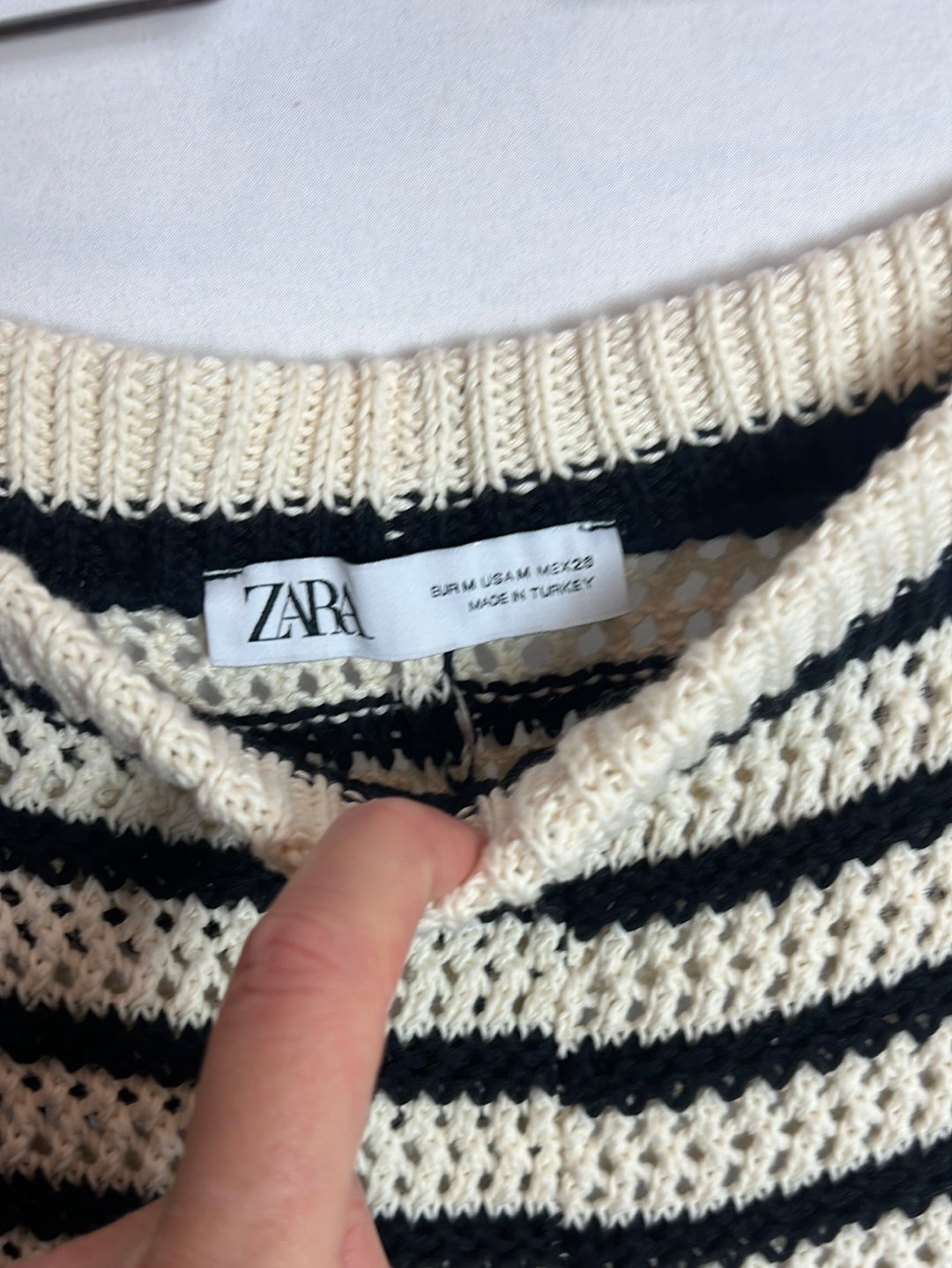ZARA. Pantalón crochet beige y negro. T M