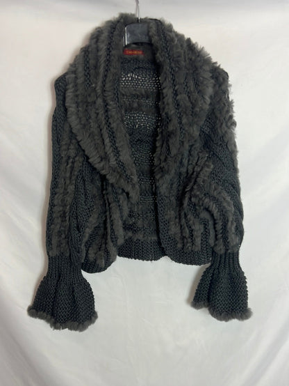 CARAMELO. Chaqueta punto y pelo gris. TS/M