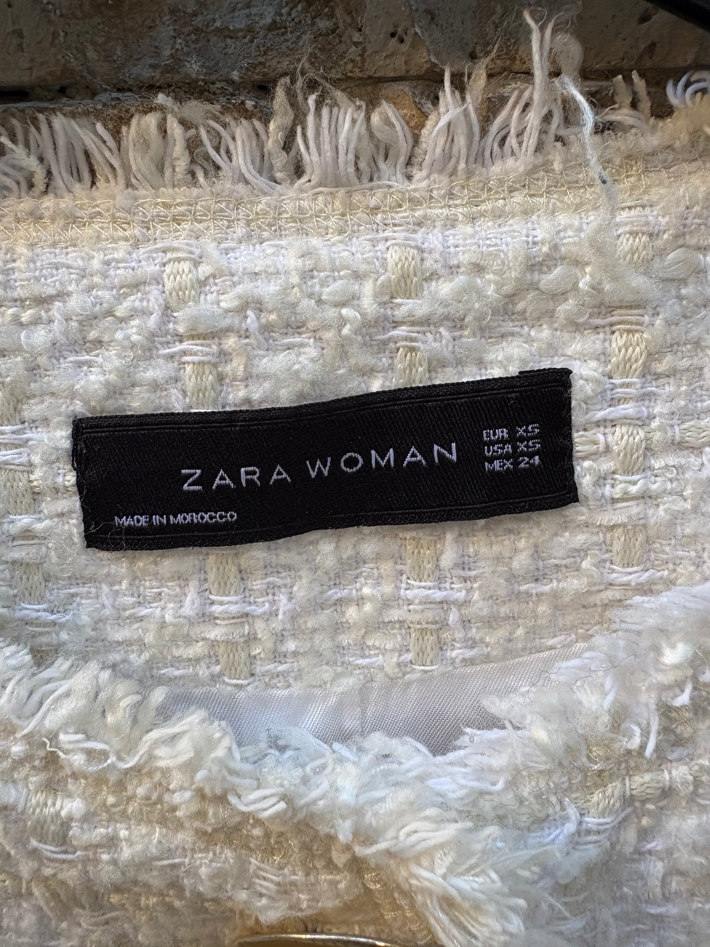 ZARA. Chaqueta tweed blanca