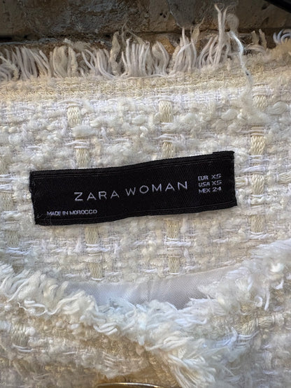 ZARA. Chaqueta tweed blanca