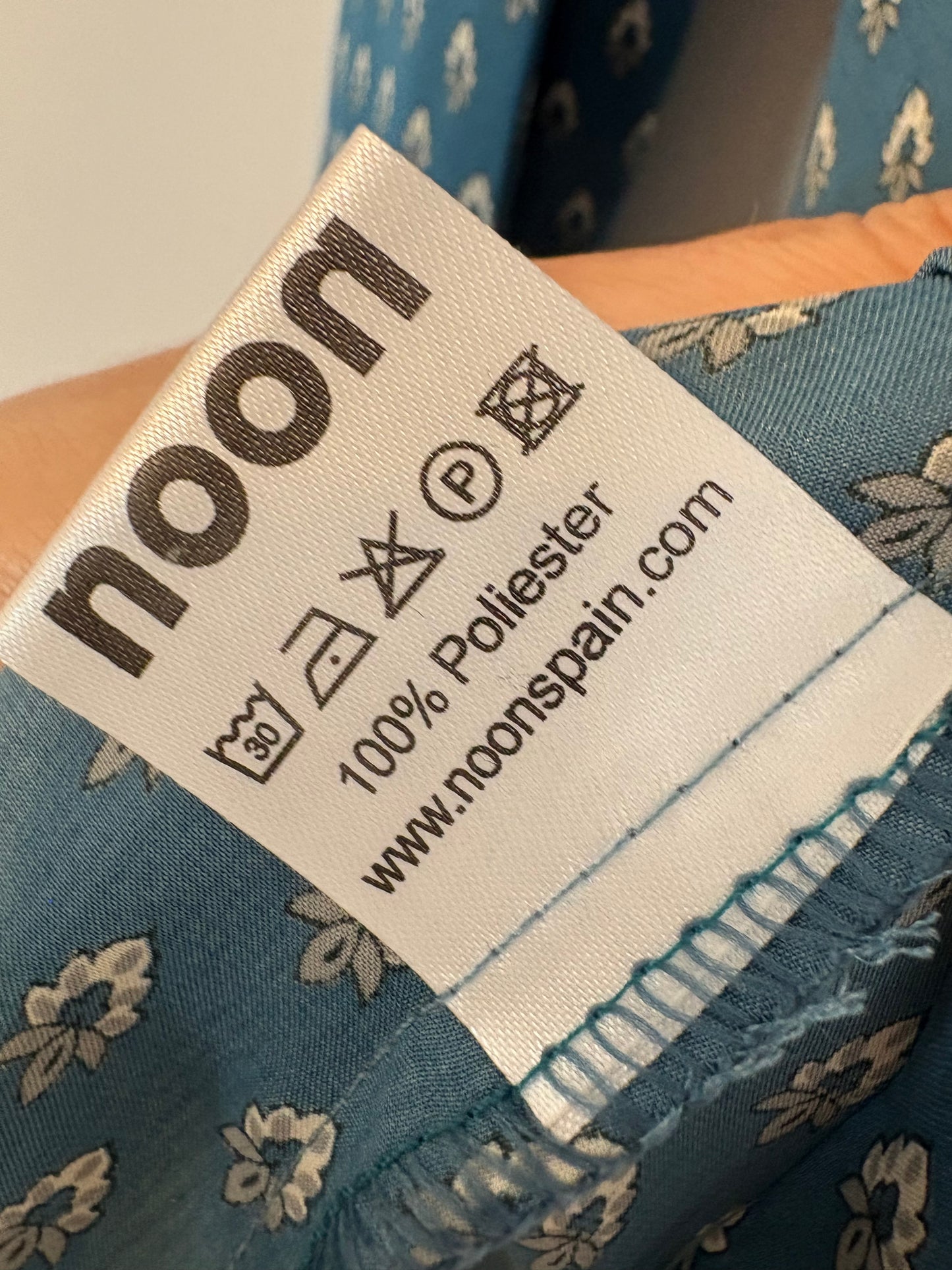 NOON. Blusa  satinada azul estampada