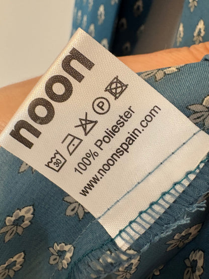 NOON. Blusa  satinada azul estampada