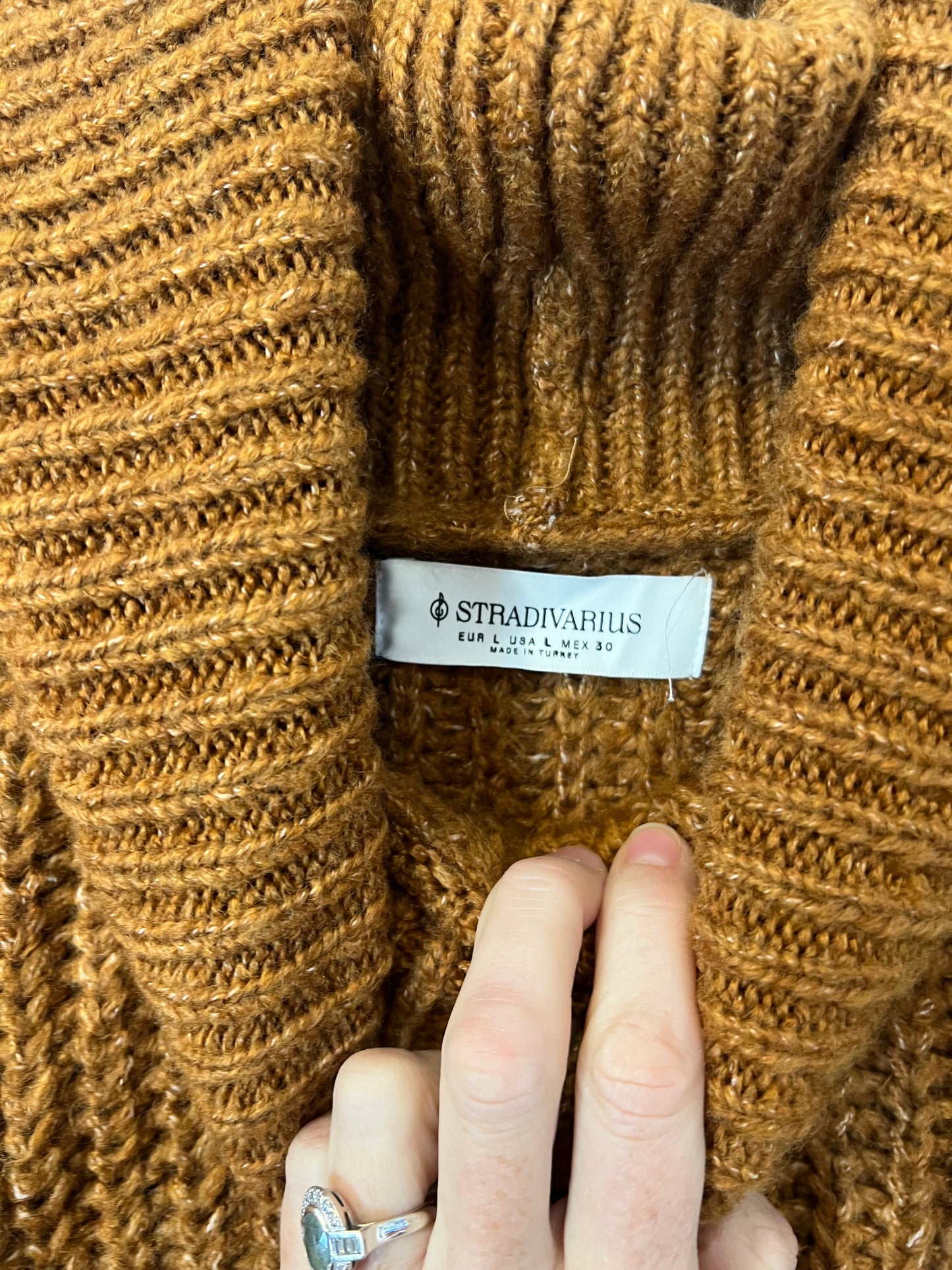 STRADIVARIUS. Jersey cuello vuelto marrón jaspeado. T L