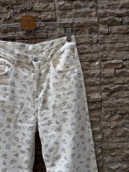 H&M. Pantalón blanco detalle flores