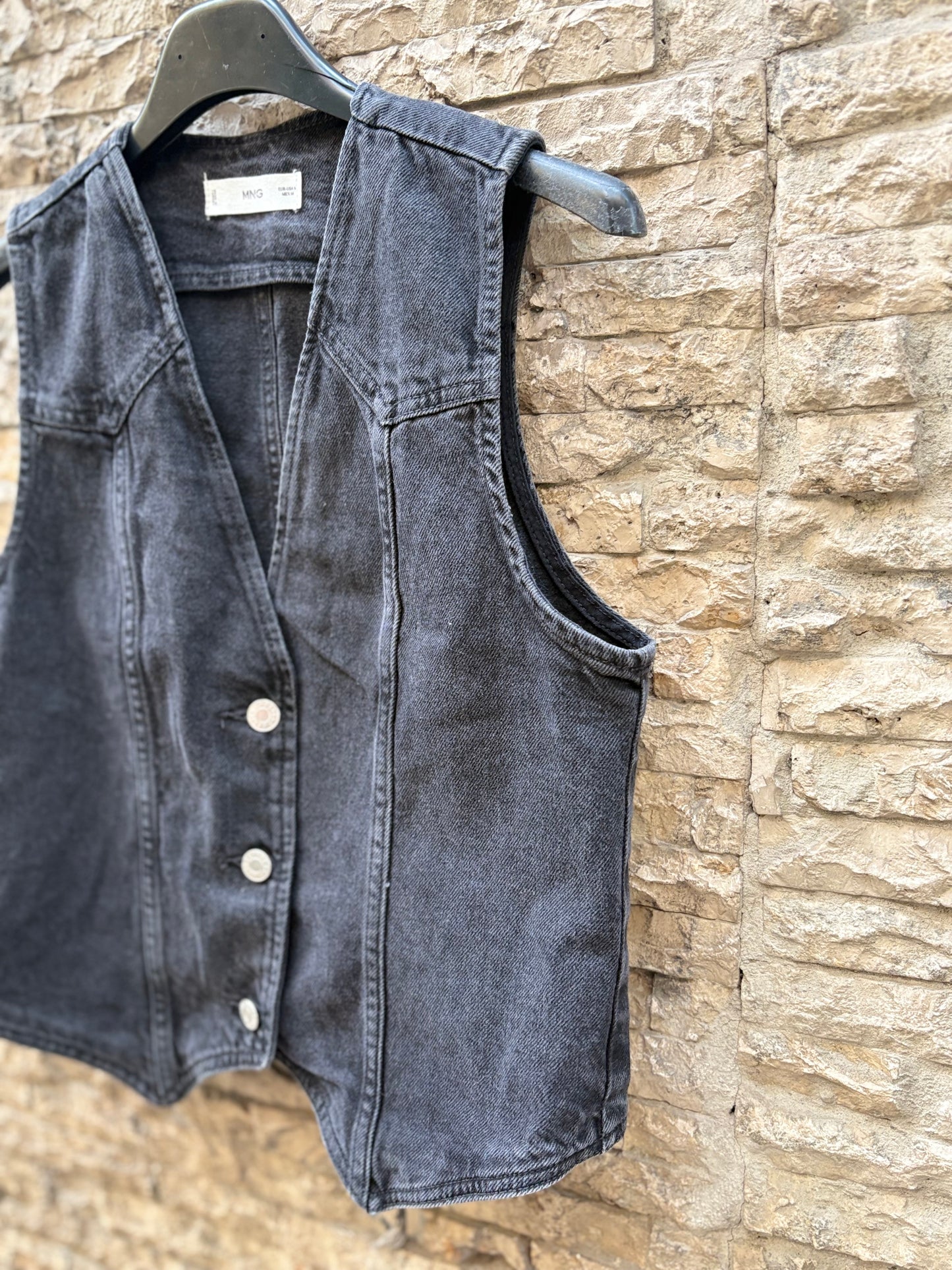 MANGO. Chaleco denim negro