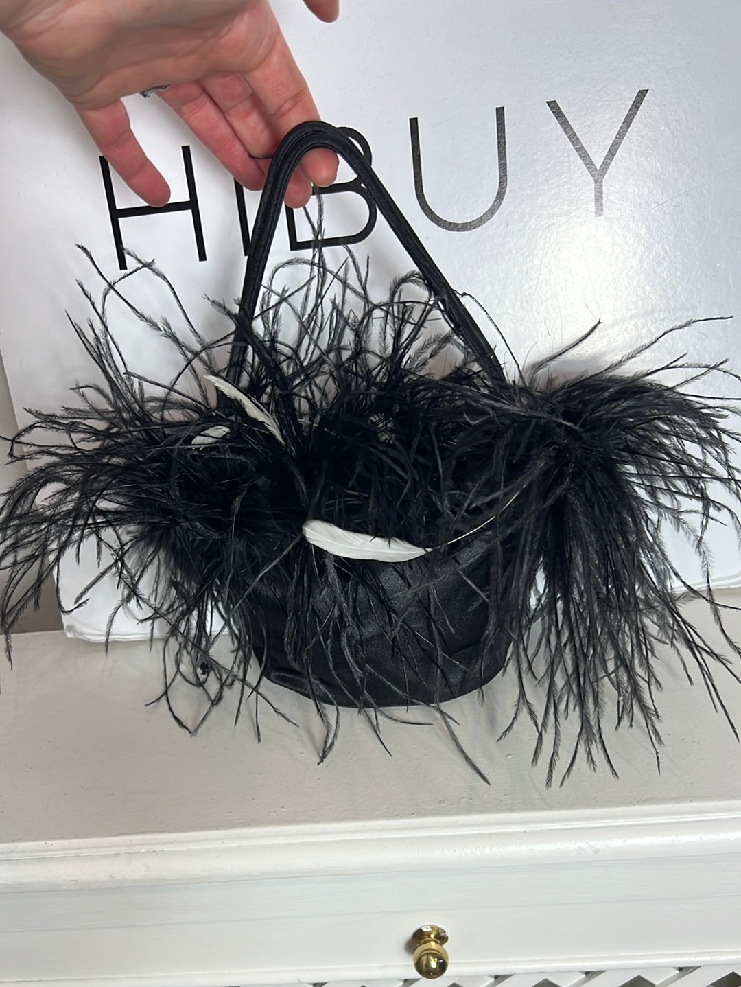 OTRAS. Bolso mini negro plumas