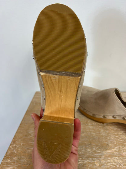 CORINA. Beige heeled clogs. T 36