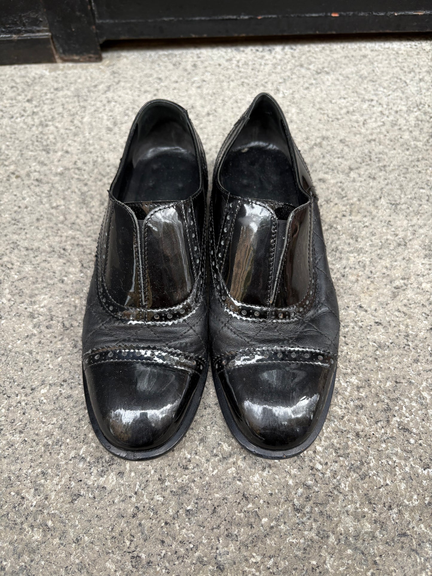 CHANEL. Zapatos Oxford negros piel