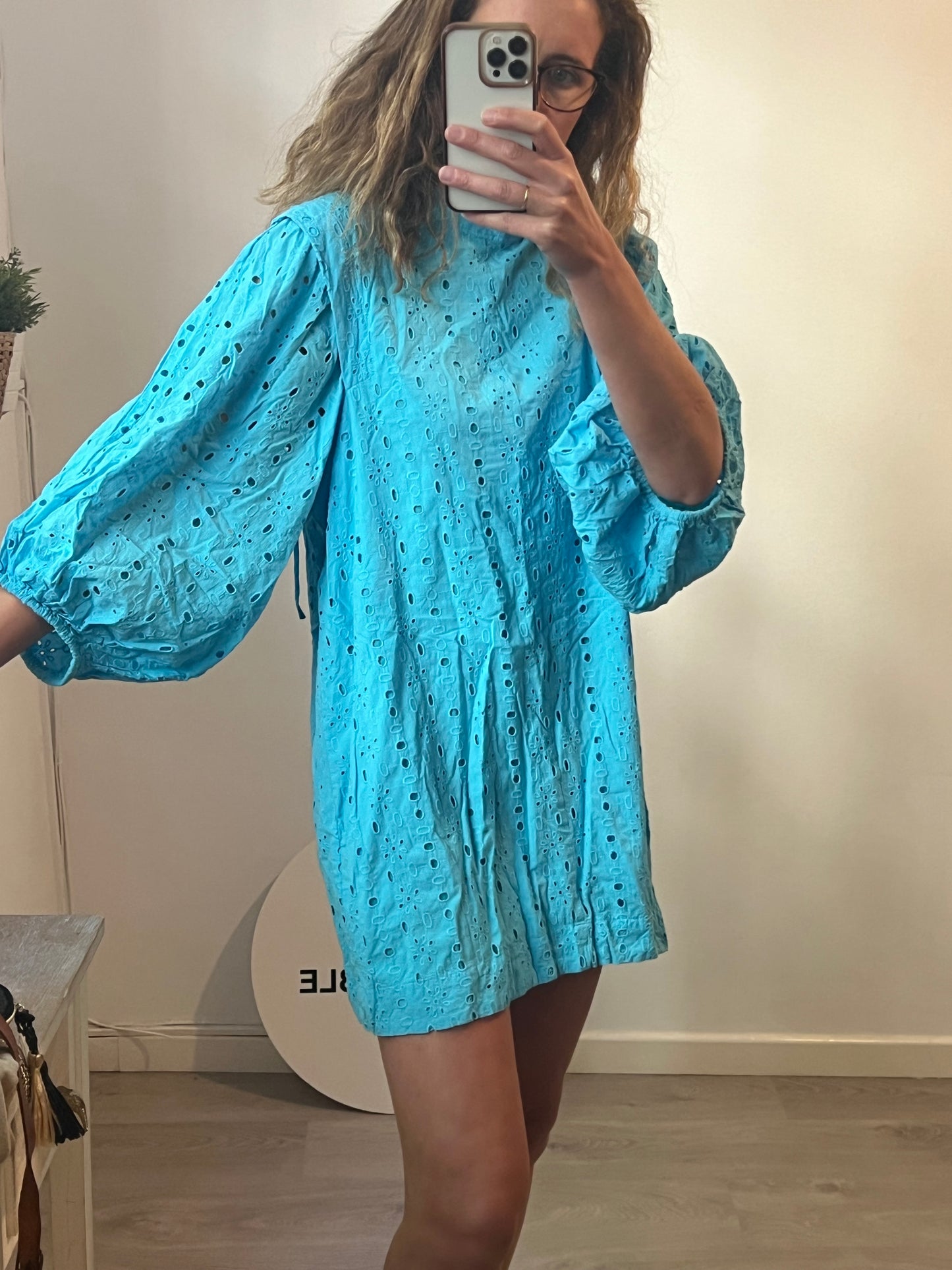 ASOS. Vestido corto azul troquelado T.46