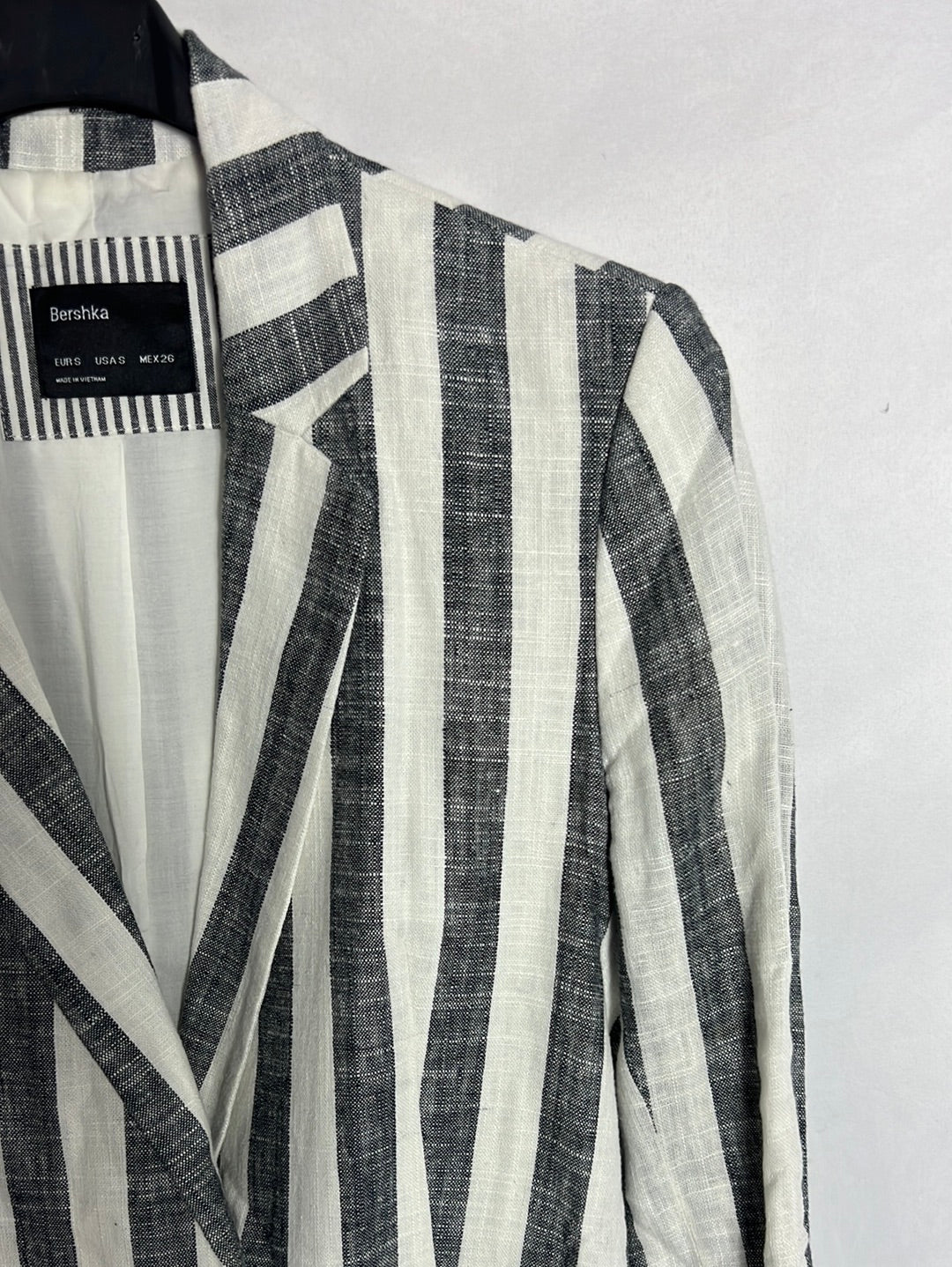 BERSHKA. Blazer Lino rayas cruzada. T S
