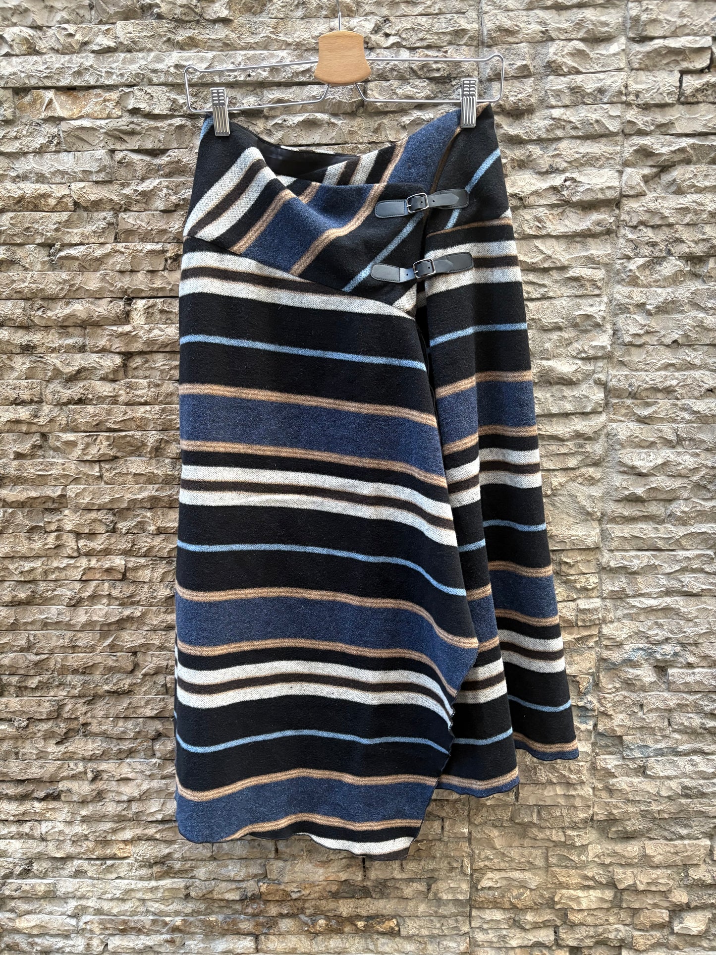 MI&CO. Falda midi rayas con lana