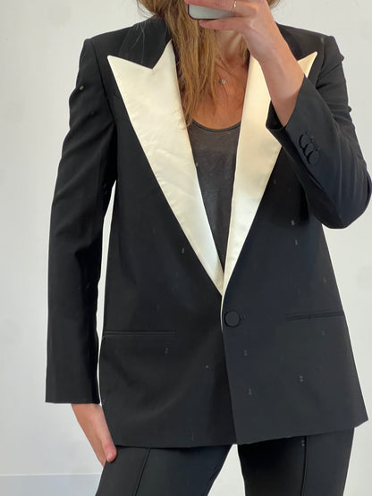 ZARA. Blazer negra solapa blanca satinada. T S