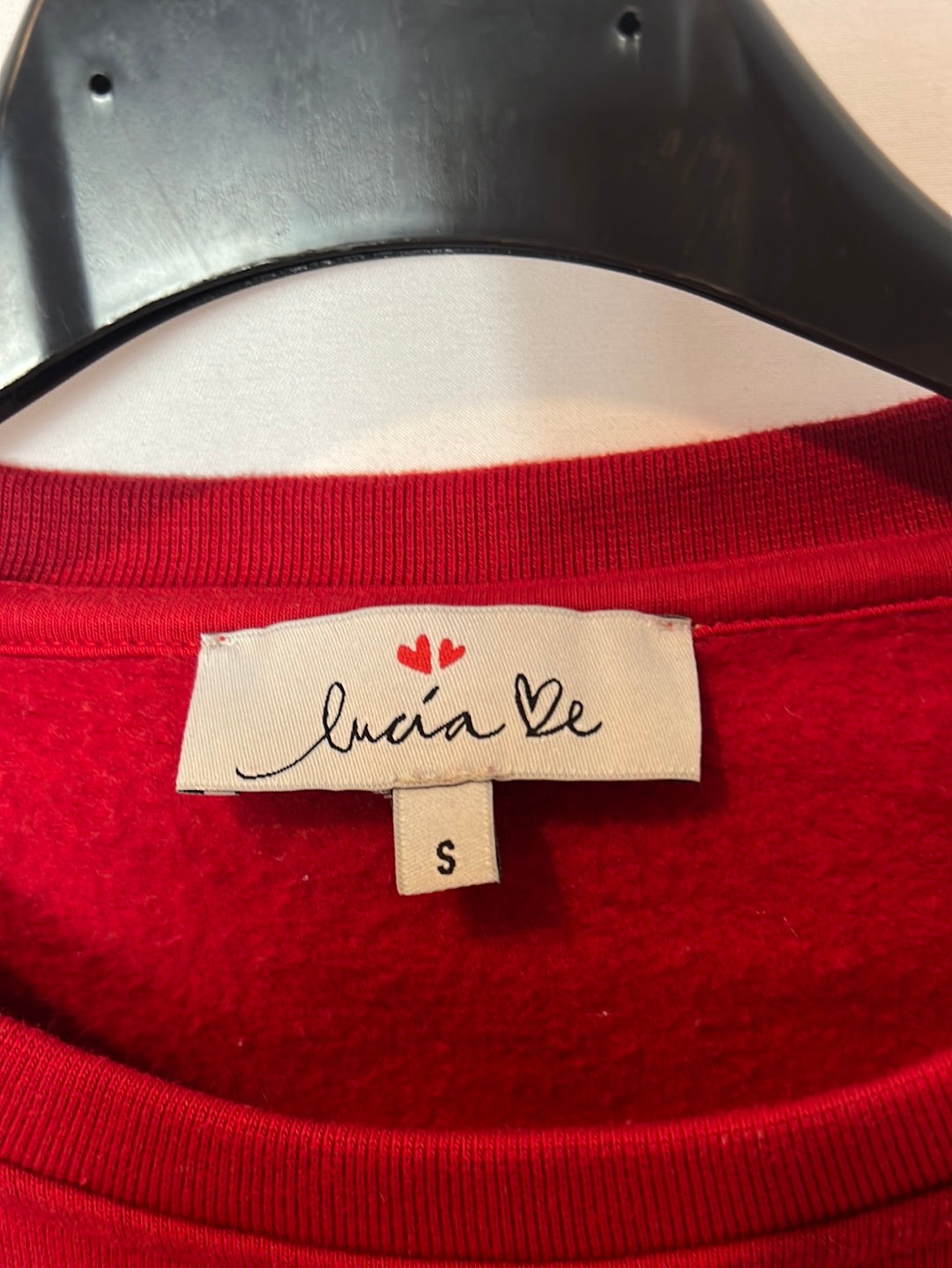LUCIA BE. Sudadera roja slogan. T S