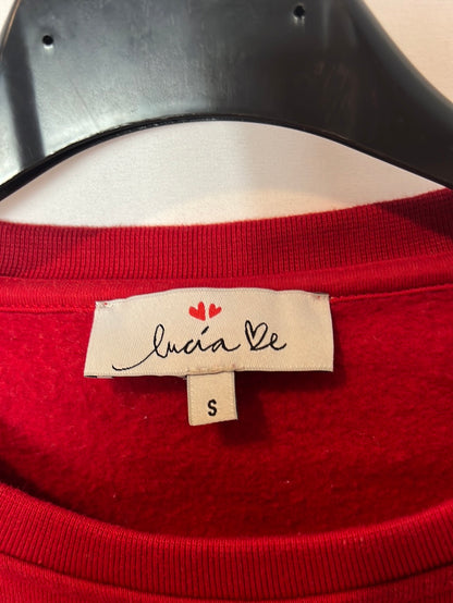 LUCIA BE. Sudadera roja slogan. T S