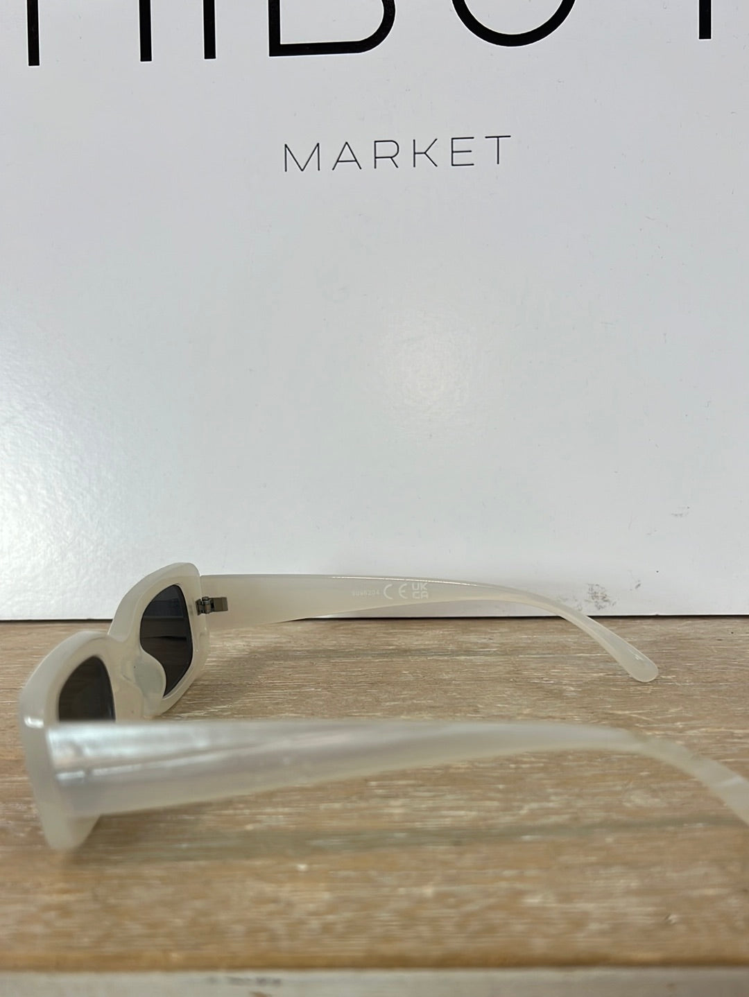 OTRAS. Gafas de sol efecto marfil