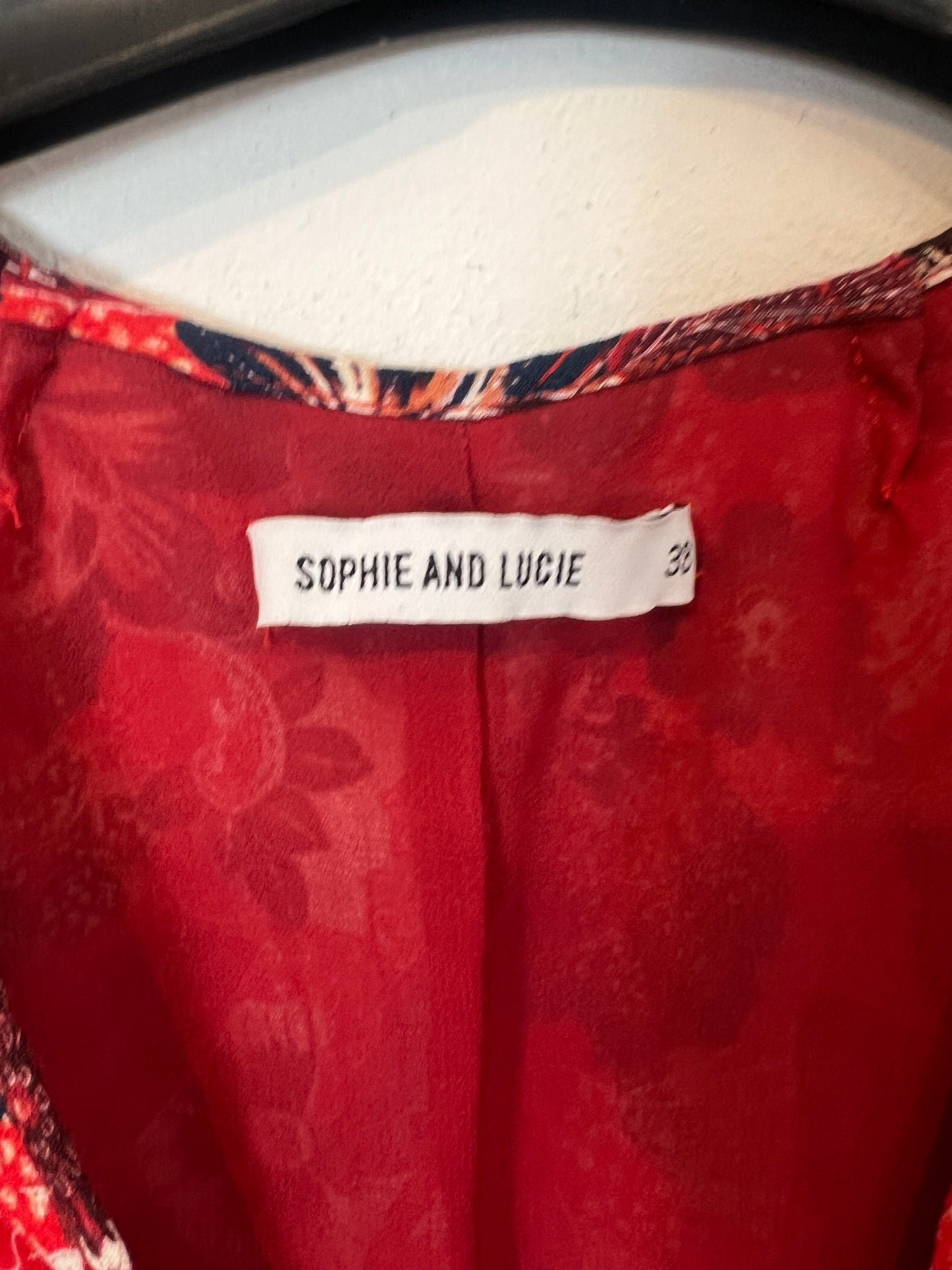 SOPHIE AND LUCIE. Vestido midi rojo estampado. T 38