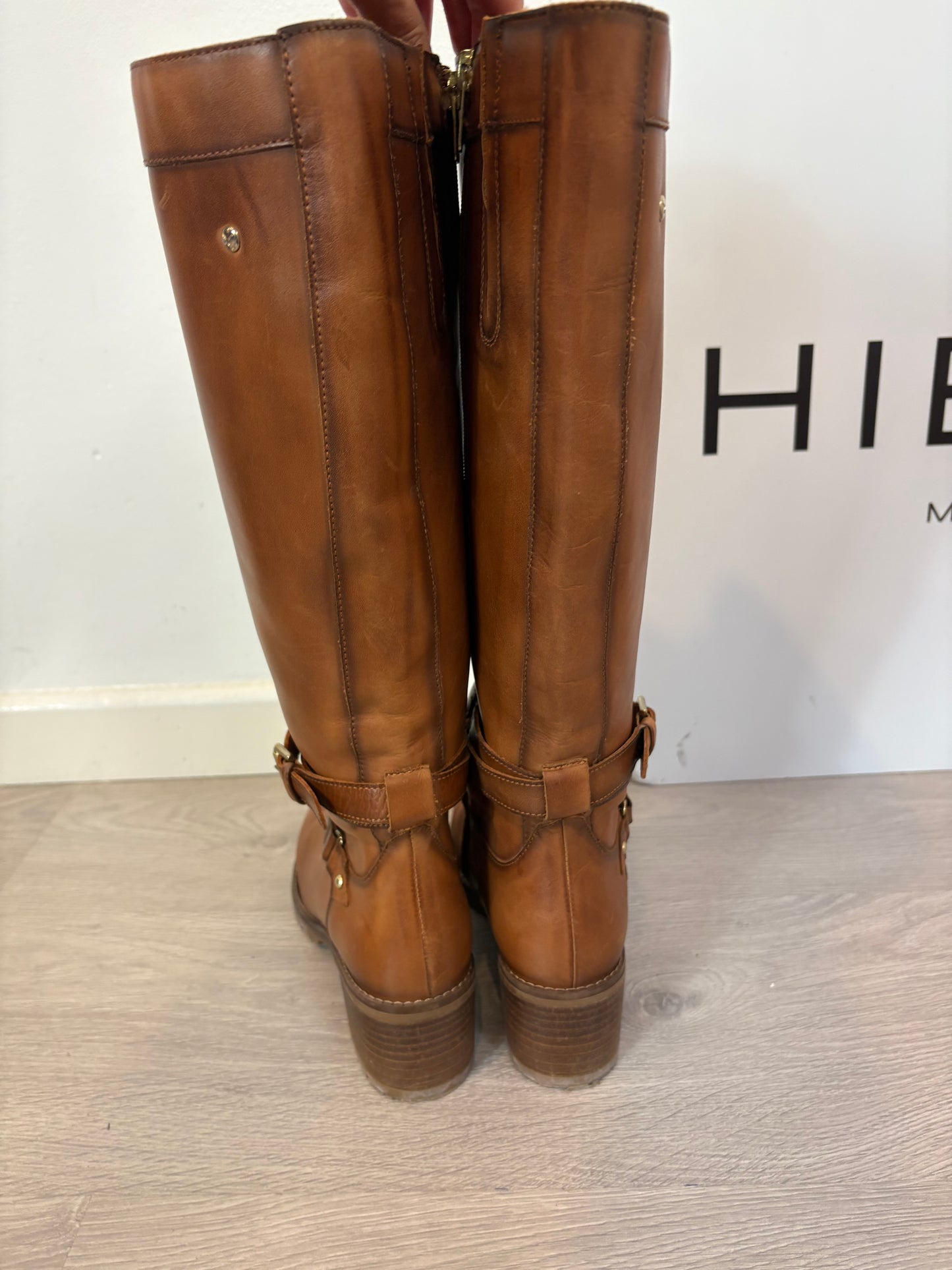 PIKOLINOS. Bota alta piel marrón