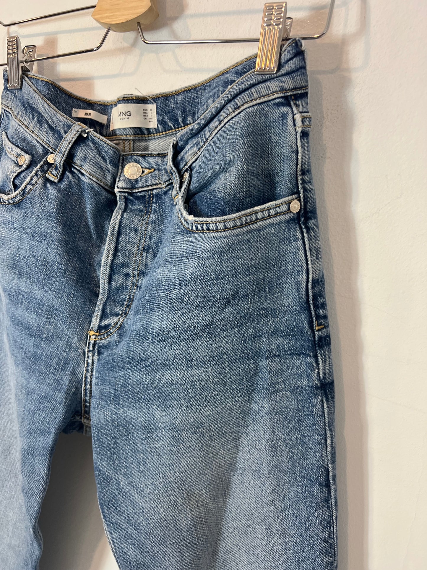 MANGO. Pantalón denim recto claro T.36