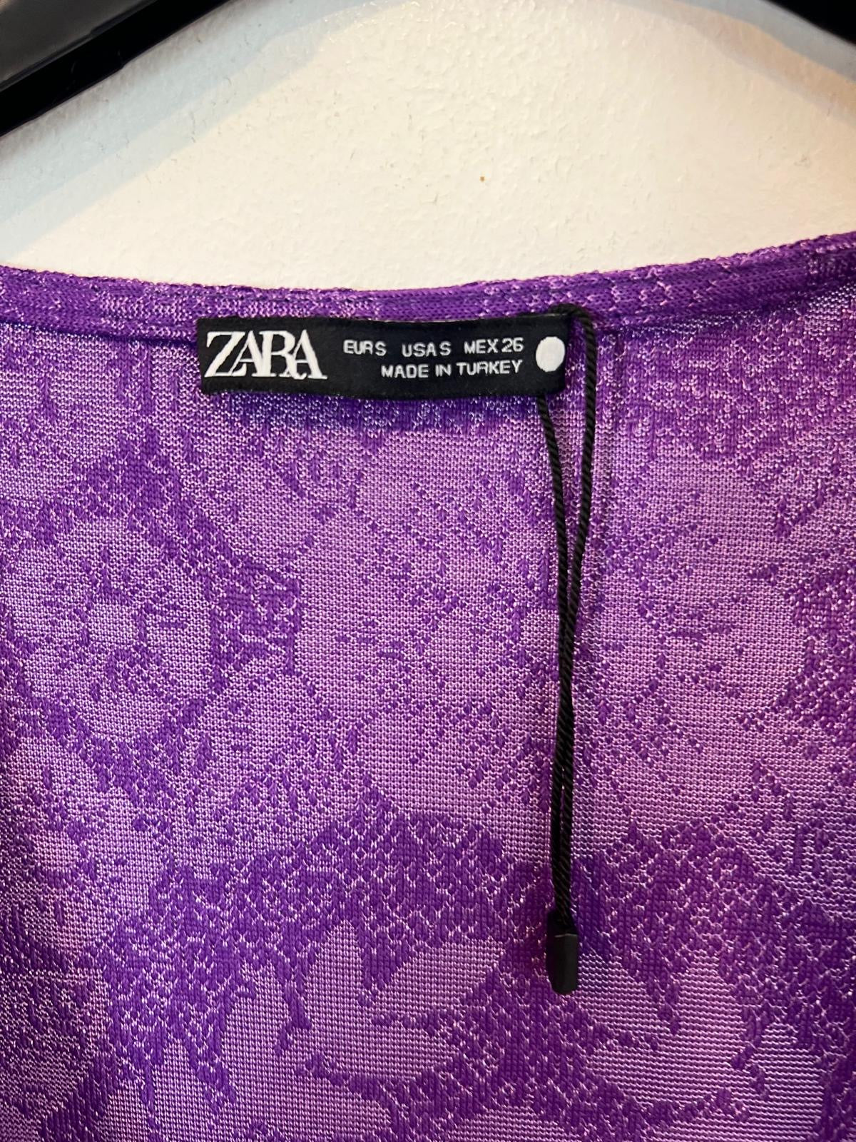 ZARA. Vestido fruncido flores moradas