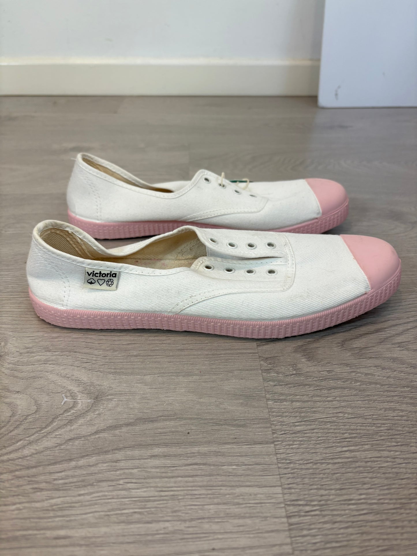 VICTORIA. Zapatilla blanca puntera. T 41