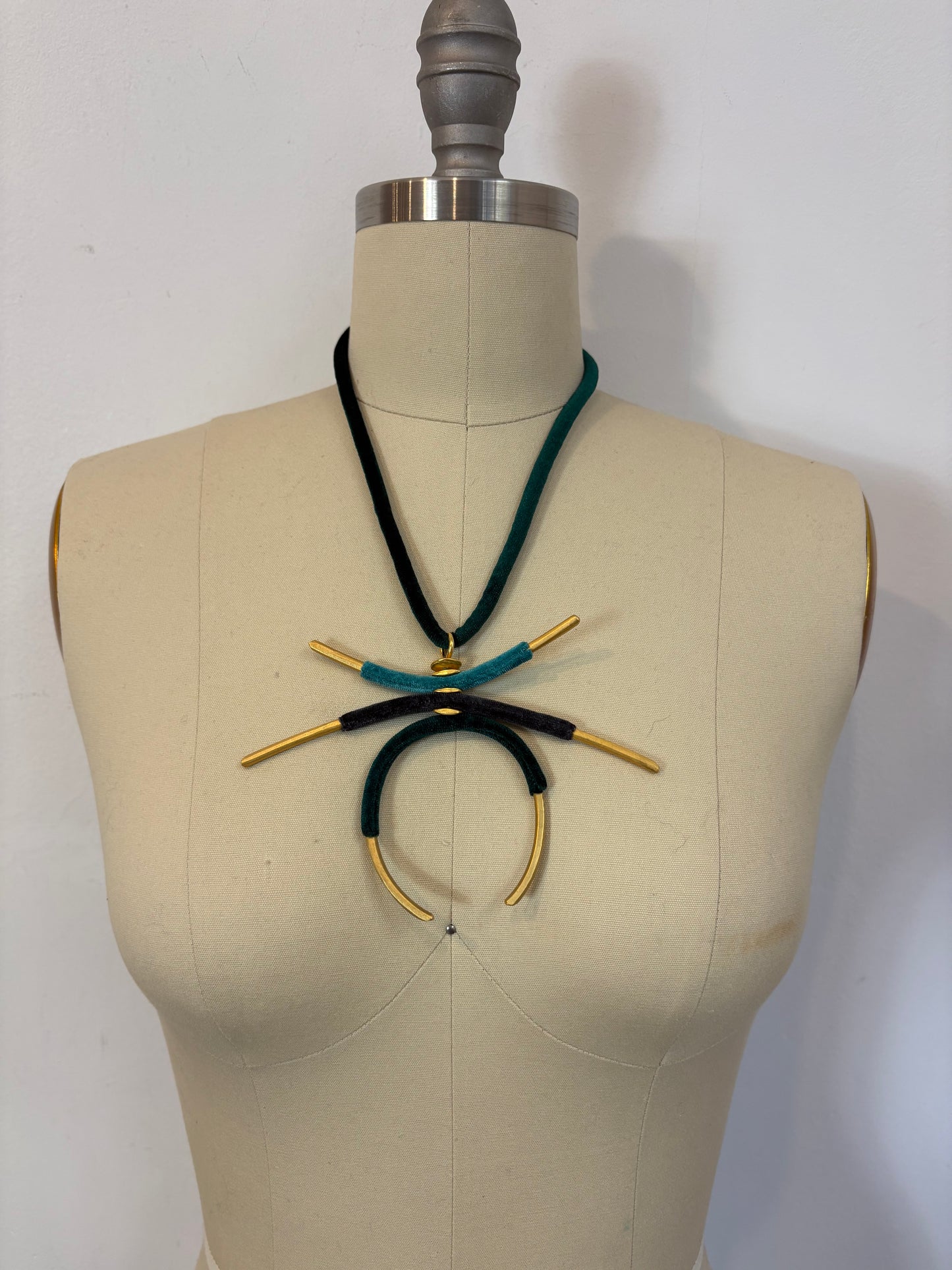 OTRAS. Collar dorados y terciopelo