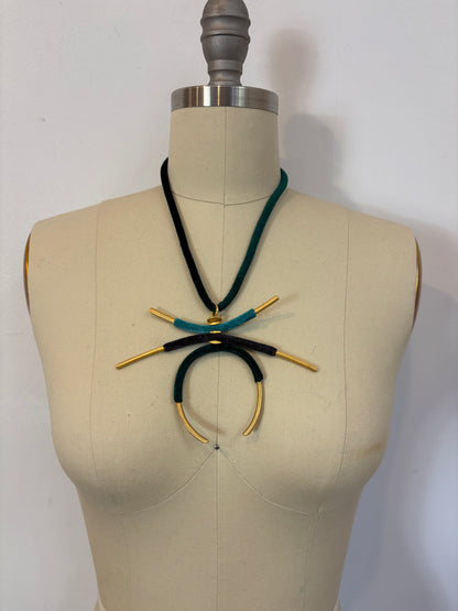 OTRAS. Collar dorados y terciopelo