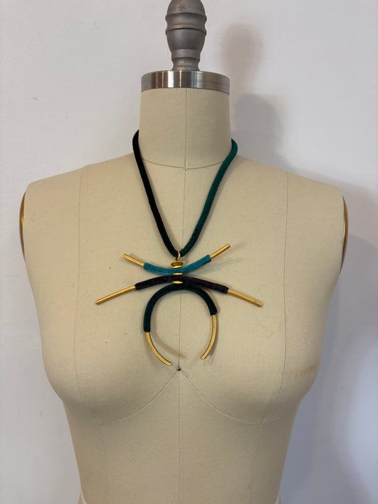 OTRAS. Collar dorados y terciopelo