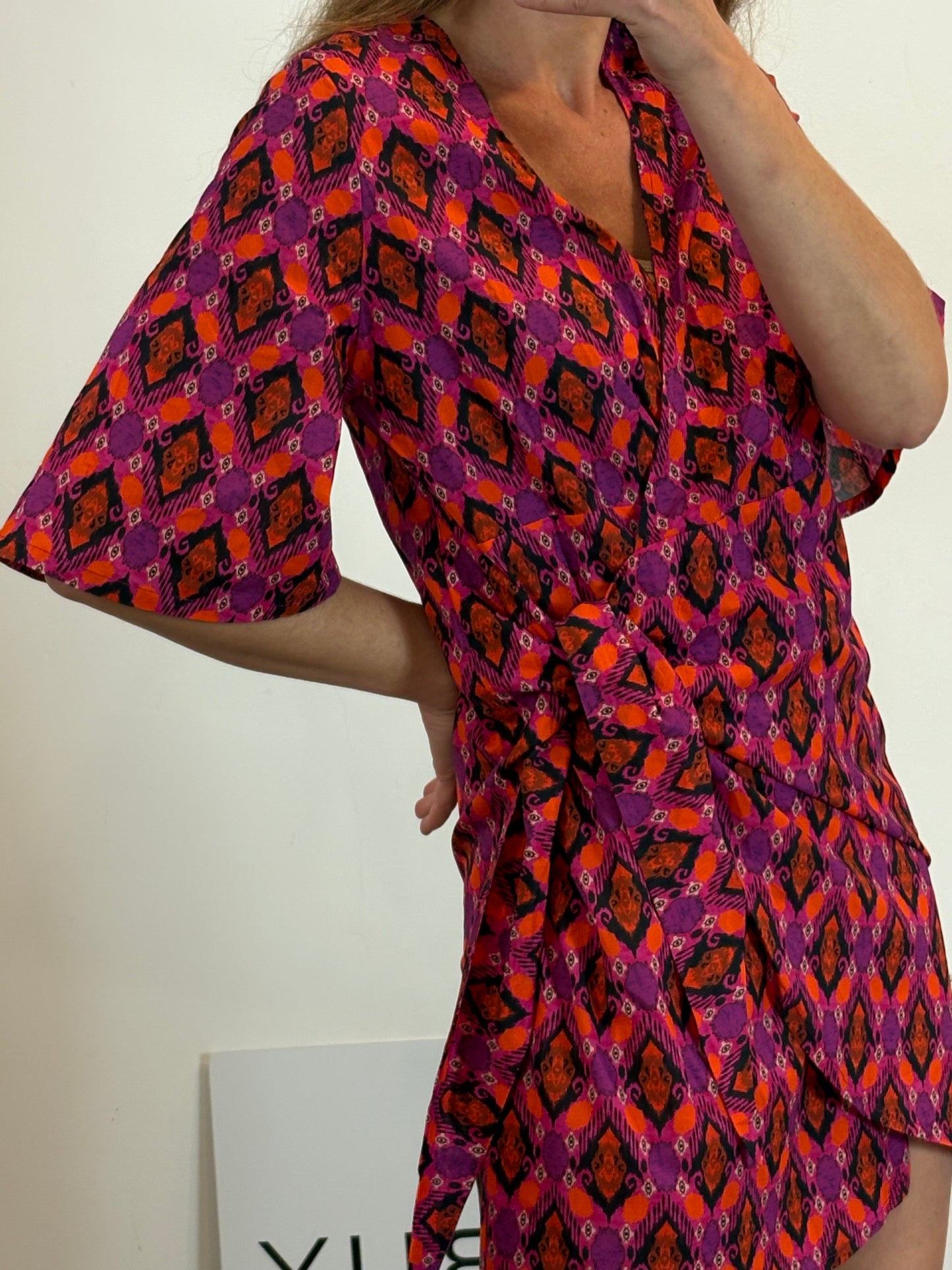 MAGNOLYA. Vestido corto cruzado estampado