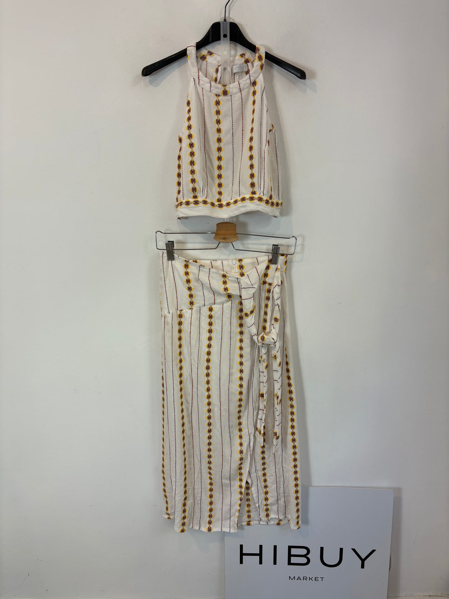 STRENA. Conjunto falta y top bordados
