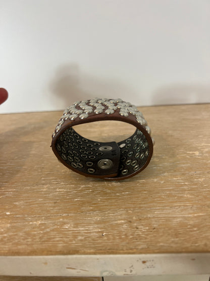 OTRAS. pulsera marrón tachuelas
