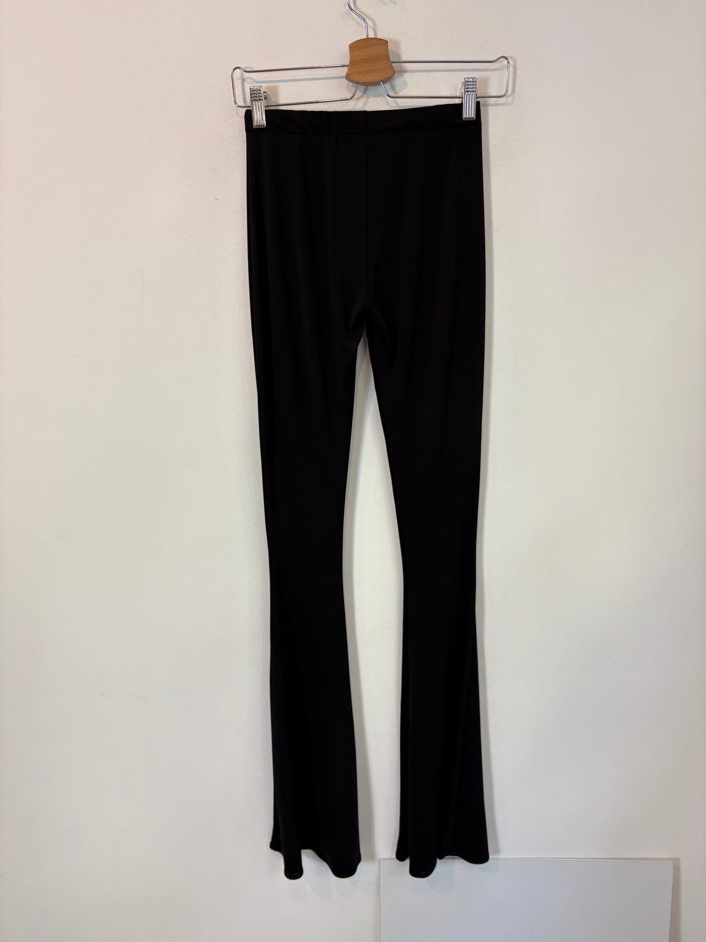 THE ARE. Pantalón elástico campana