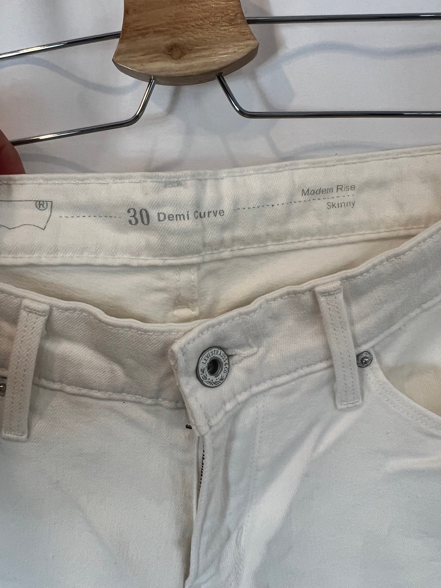 LEVI'S. Skinny white denim. T 30 (40)