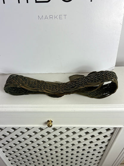 OTRAS. Cinturón piel verde trenzado