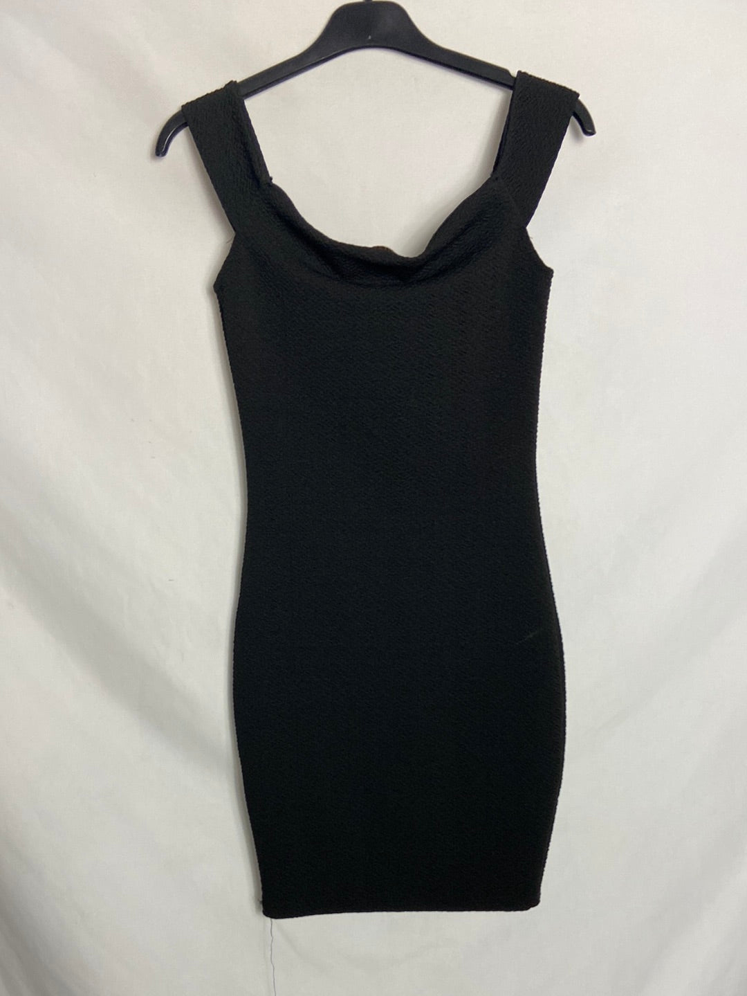 PULL&BEAR. Vestido corto negro elástico. T 36