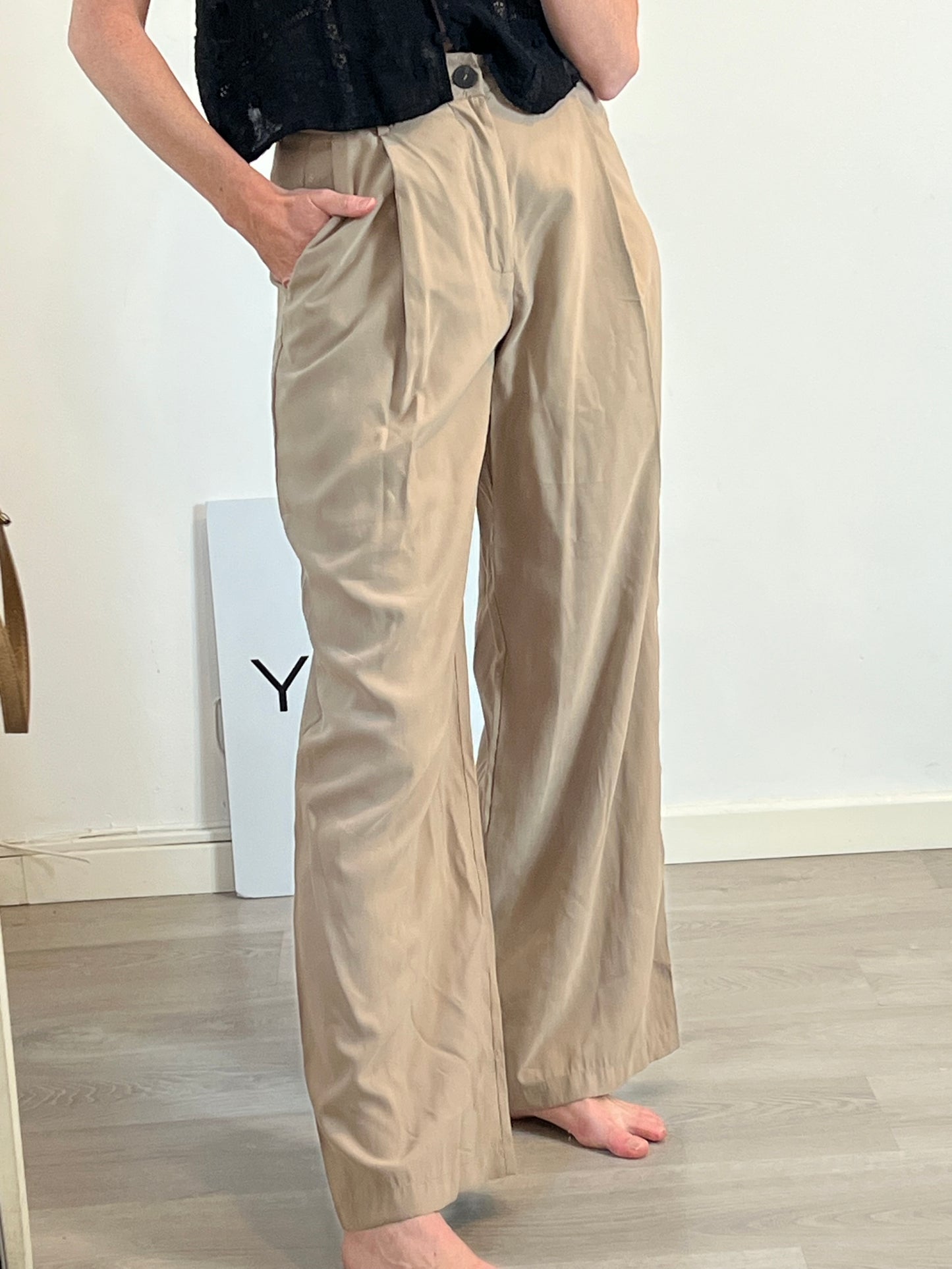 ZARA. Flowing beige pleated trousers S.xs