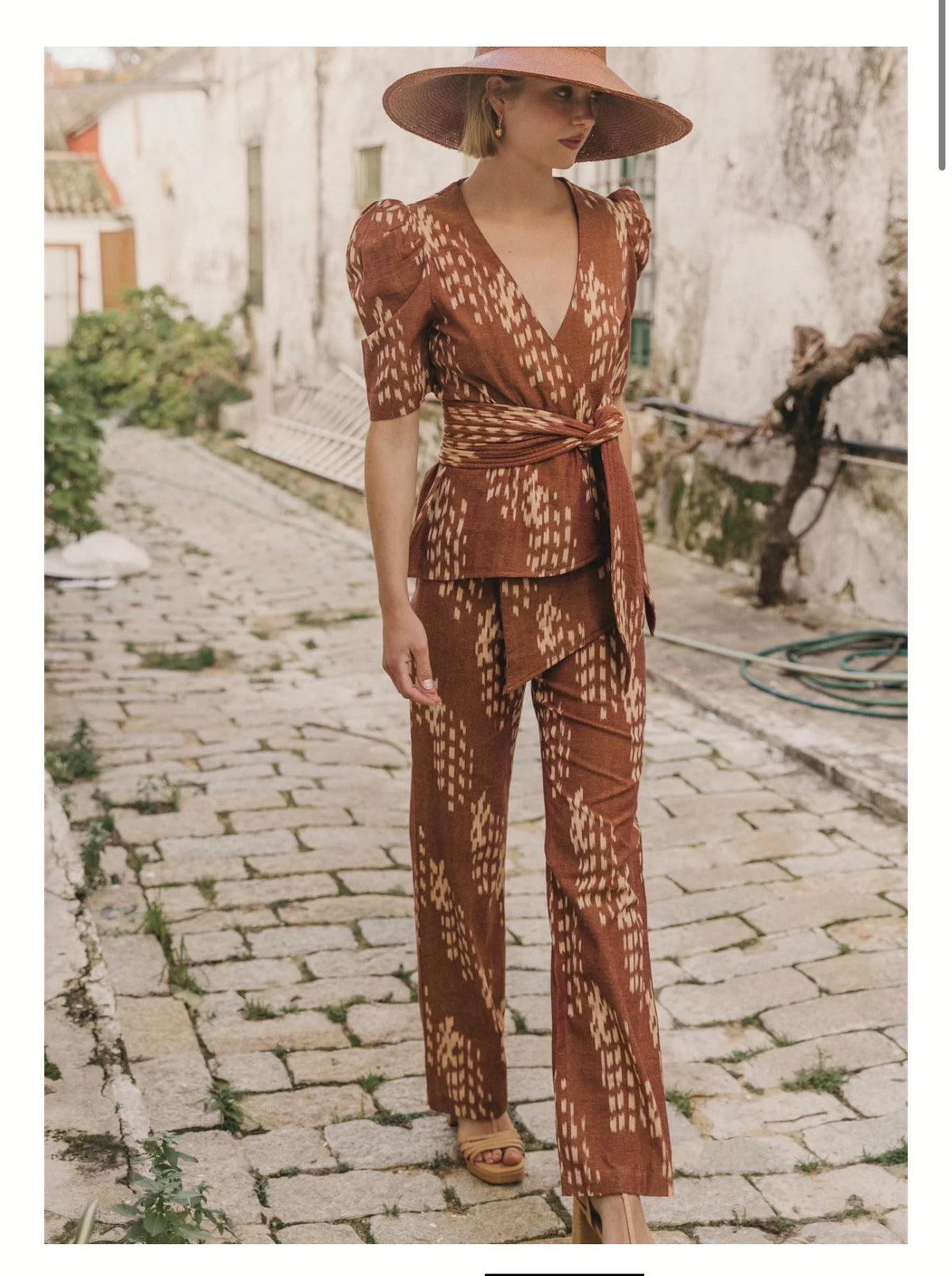 CHERUBINA. Total look top y pantalón lazada
