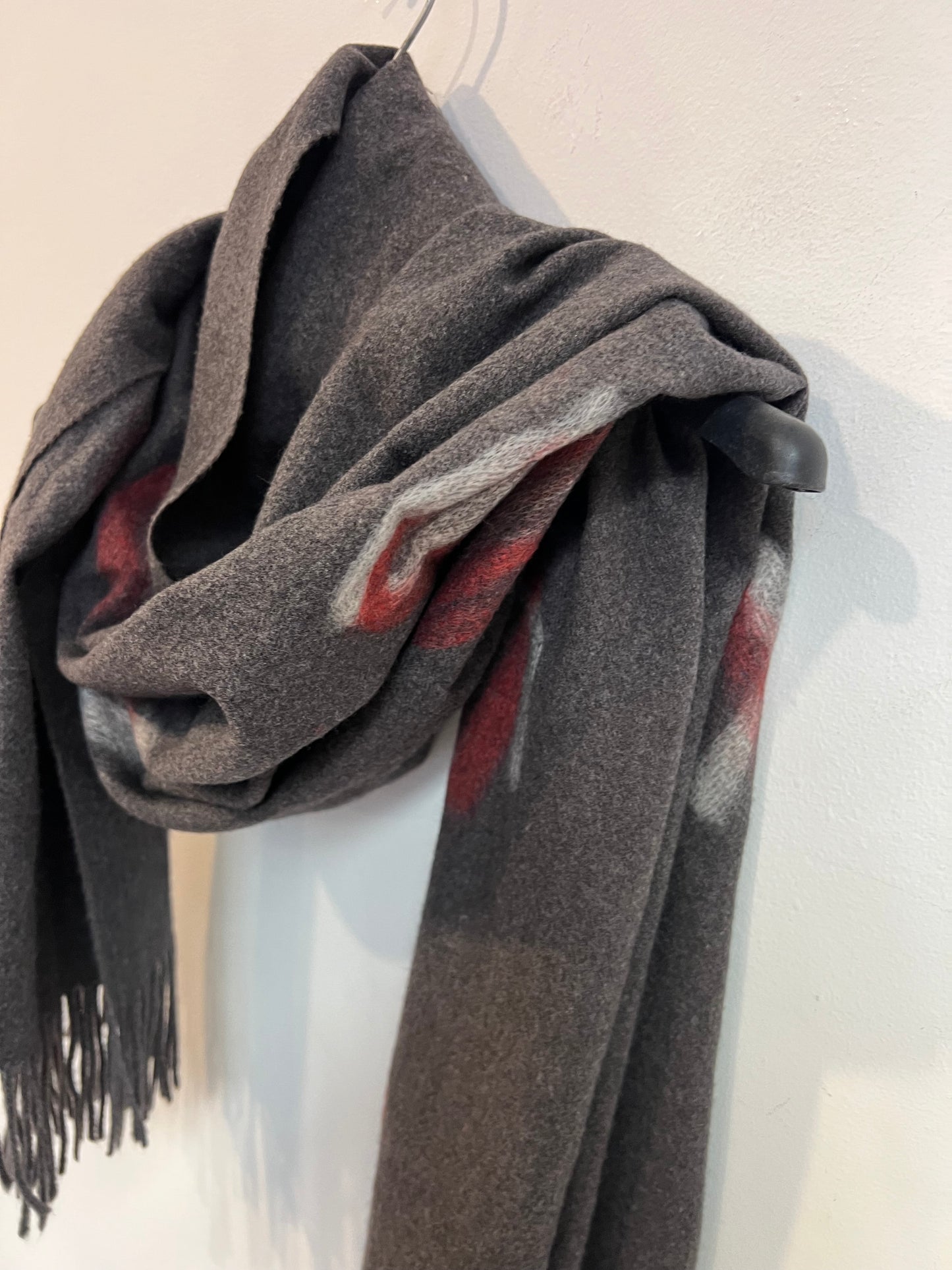 ROBERTO VERINO. Bufanda gris estampada