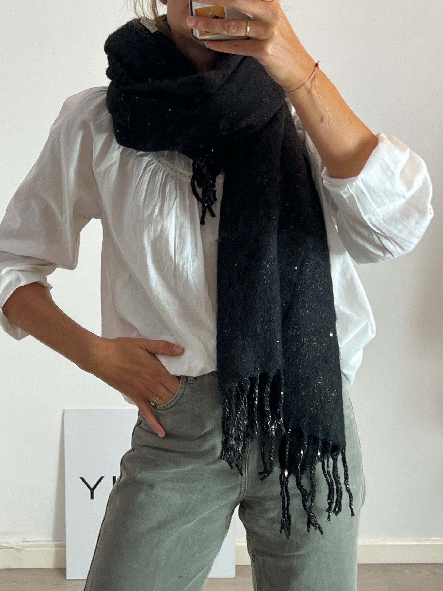 OTRAS. Bufanda negra lentejuelas