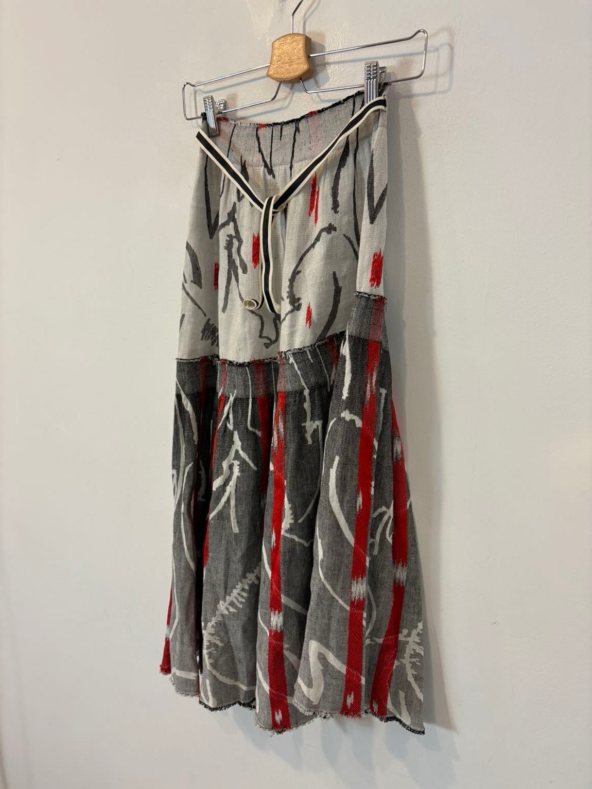 MAROLA. Falda midi estampada  bordados