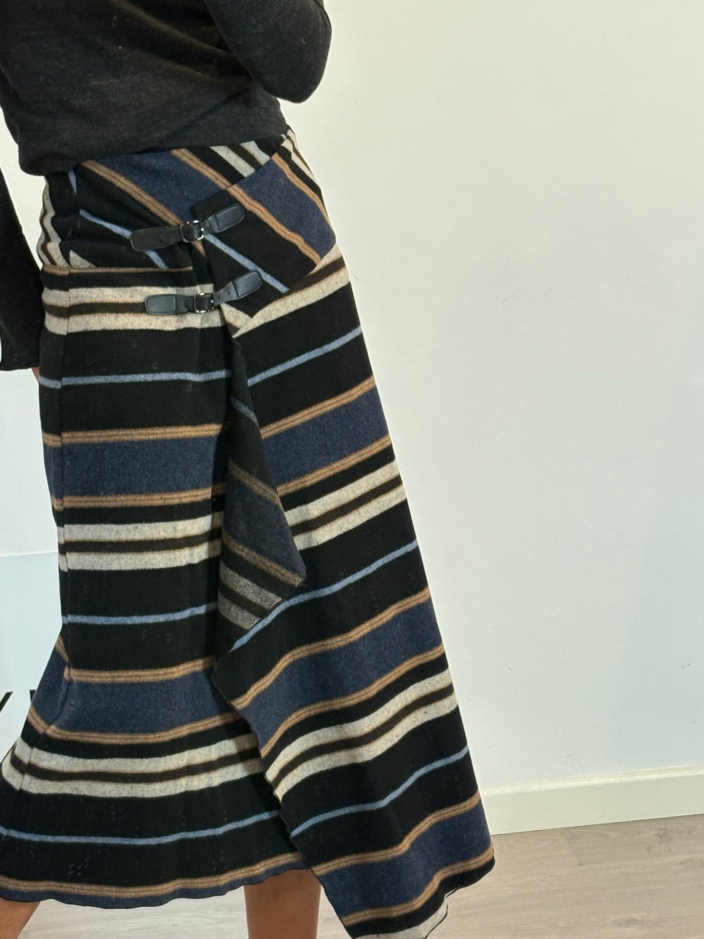 MI&CO. Falda midi rayas con lana