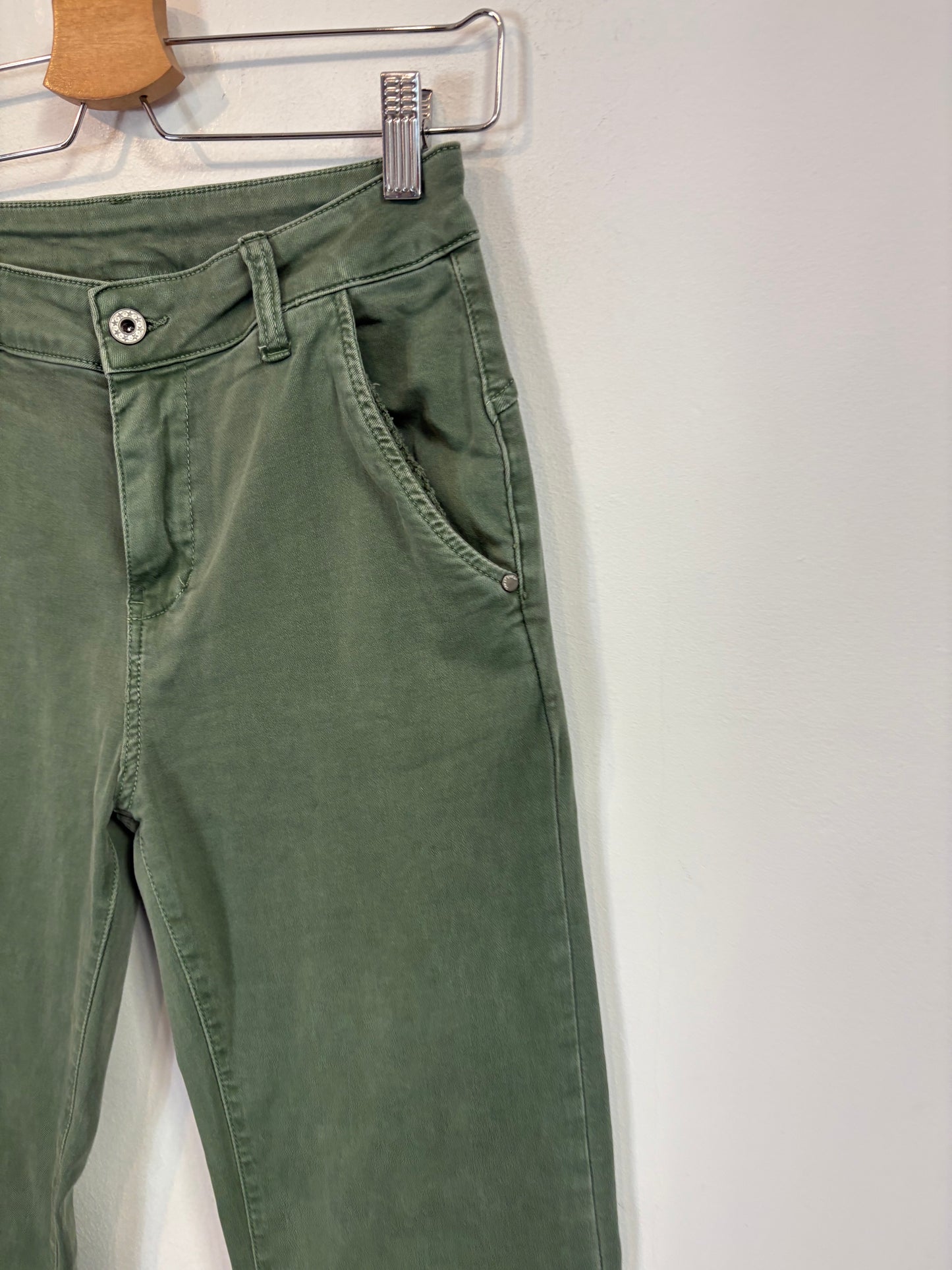 OTRAS. Denim verde acampanado