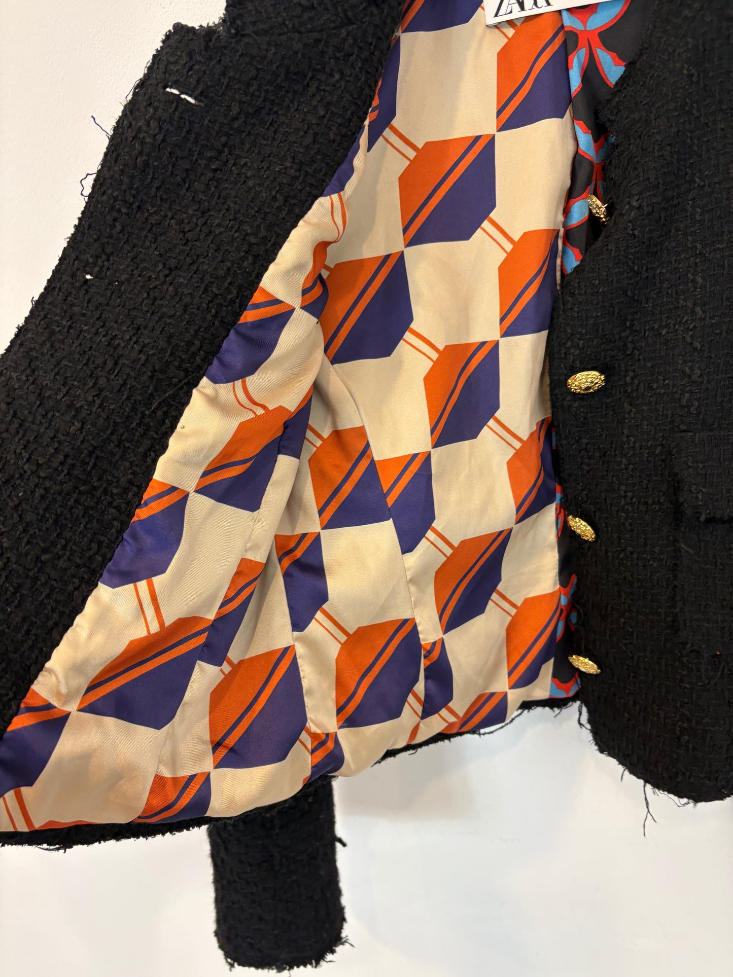 ZARA. Chaqueta negra tweed botones dorados