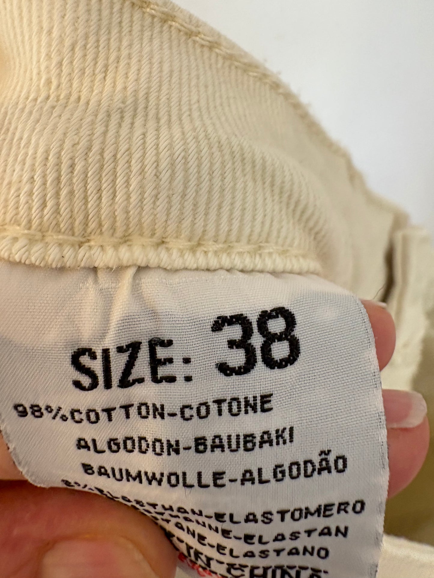 Pantalón beige recto bolsillos