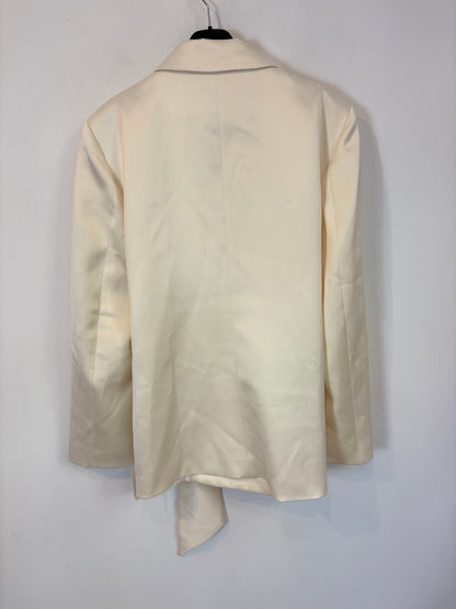 BIMANI. Traje de chaqueta marfil satinado