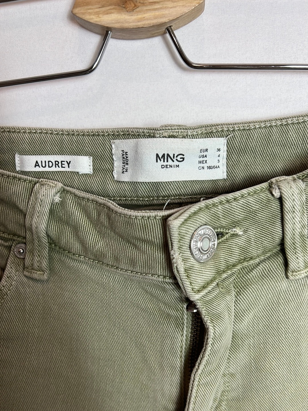 MANGO. Denim recto verde claro. T 36