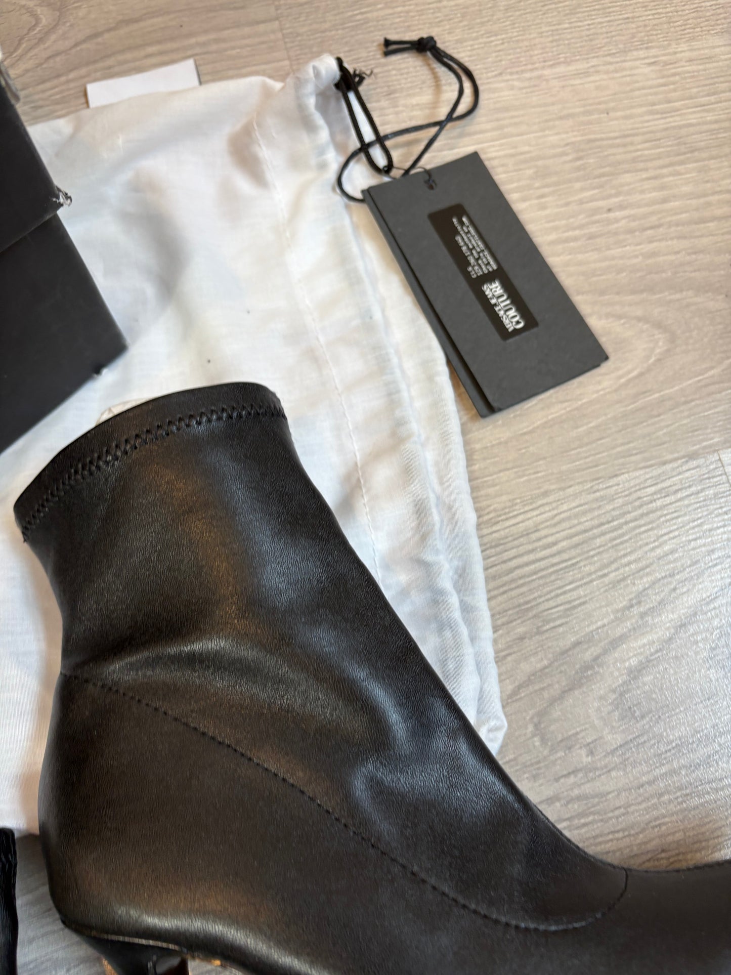 VERSACE JEANS COUTURE. Botines negros detalle dorado