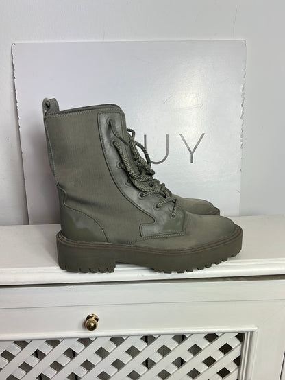 ZARA. Botines verde cordones T.37